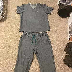Graphite FIGS set — Chisec Three pocket top and Tansen jogger 2.0